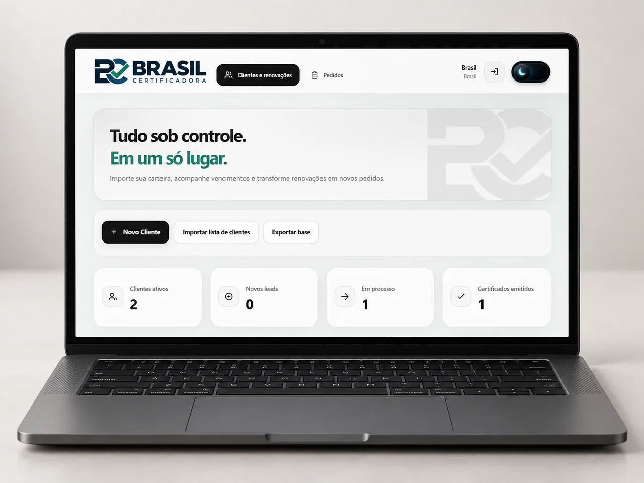 Notebook exibindo o CRM Brasil Certificadora com clientes, renovações, pedidos e indicadores da carteira